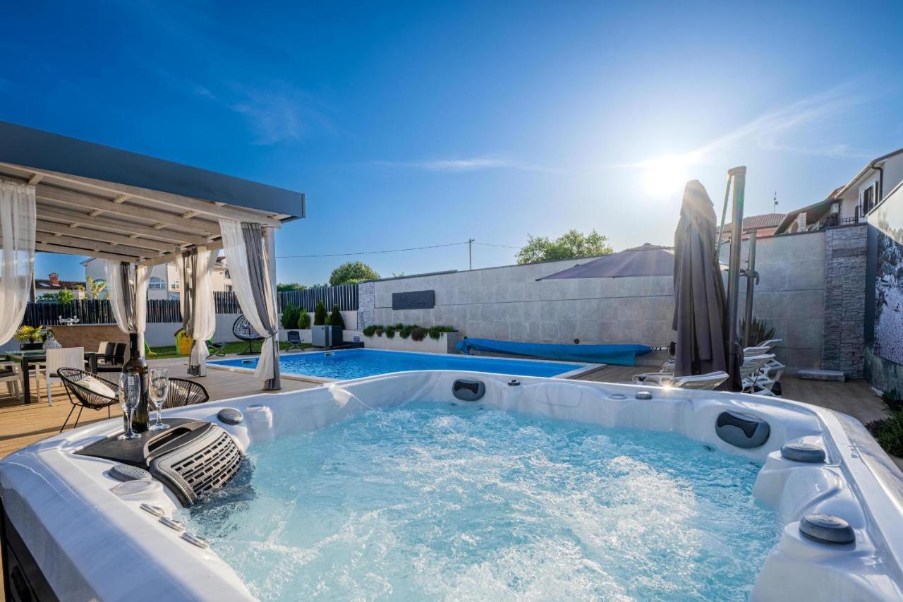 קאנפאנאר Villa Beauty With Heated Pool And Jacuzzi מראה חיצוני תמונה